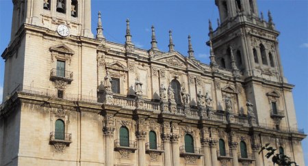 Detalle de los balcones de la fachada principal de la Catedral de Jaén