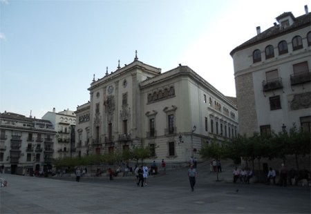 Fachada del Palacio Municipal del Ayuntamiento de Jaén frente a la Catedral