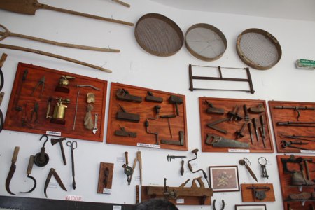 Herramientas y otros objetos tradicionales del Museo de Raíces Conileñas