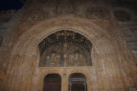 Detalle de la fachada de la Iglasia de Santa María con los santos en la puerta.