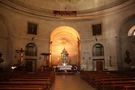 Altar mayor de la Iglesia de la Encarnación de Montefrío con los balcones a ambos lados