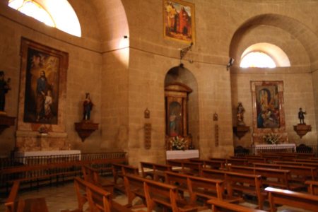 Hornacinas, capillas y nichos de forma alterna con retablos y esculturas del interior de la Iglesia de la Encarnación de Montefrío
