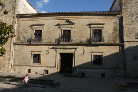 Entrada del Palacio Vázquez de Molina, actualmente sede del Ayuntamiento de Úbeda, Jaén.