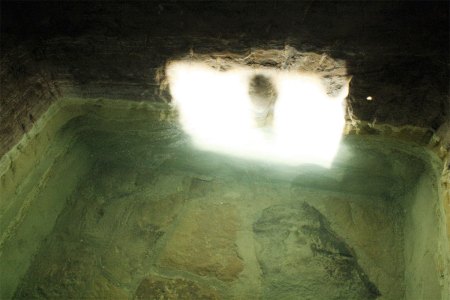 Poco a poco crecen los rayos del sol y bajan hasta la superficie del agua del mikveh