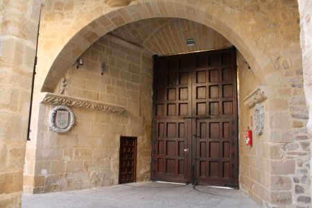 Interior del acceso de la Portada de la Consolada con los dos escudos