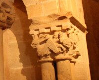 Detalle del capitel derecho del baldaquino izquierdo de la Iglesia del Monasterio de San Juan de Duero, Soria.