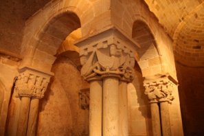 Detalle del capitel exterior del baldaquino izquierdo de la Iglesia del Monasterio de San Juan de Duero, Soria.