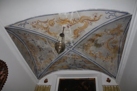 Detalle de los frescos del techo de la capilla del Hotel La Marquesa.